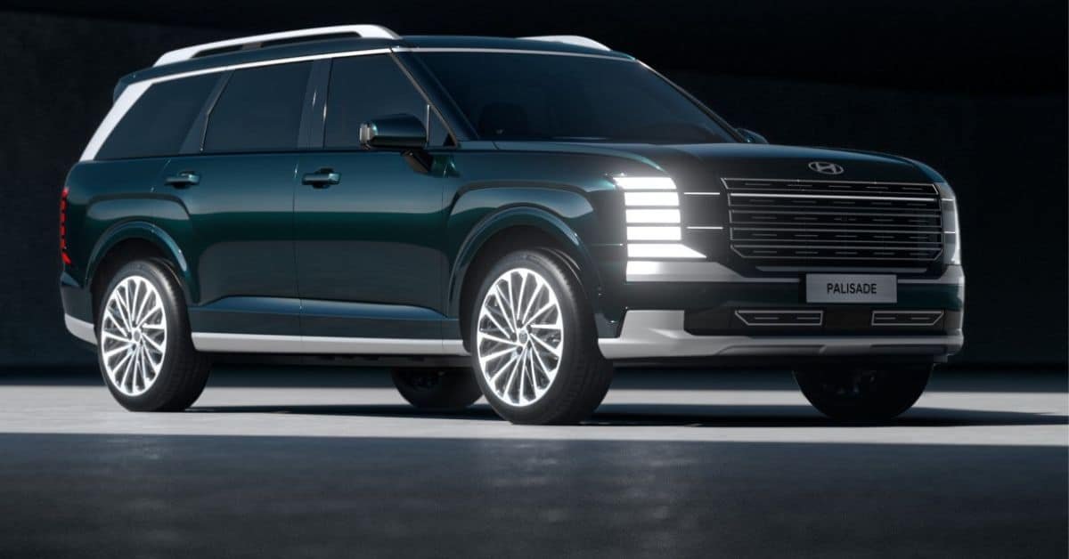 Comparison of Hyundai Palisade SUV with electric SUV models on road