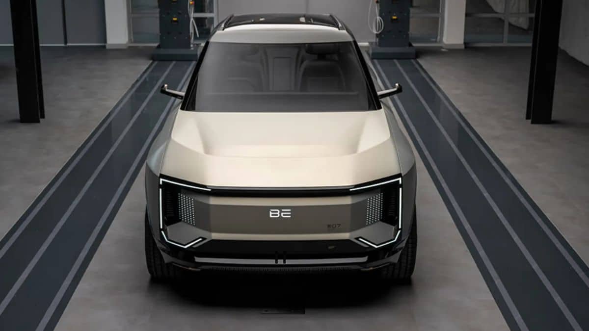 Mahindra B07 electric SUV 2027 preview showcasing futuristic design, LED lighting signature and premium electric SUV stance.