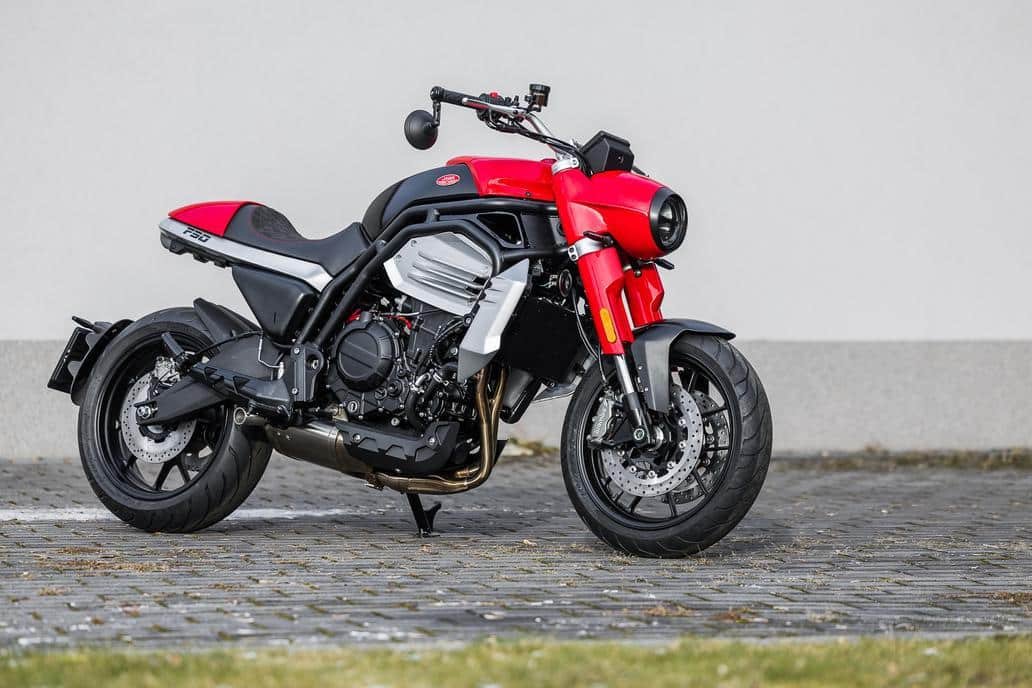 ALT text: Jawa 730 Twin neo-retro motorcycle with 730cc parallel twin engine and modern features