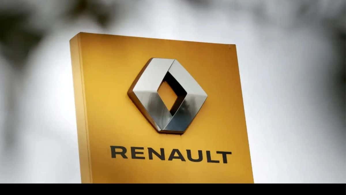Renault vehicles showcased at an international auto event highlighting the brand’s global expansion strategy