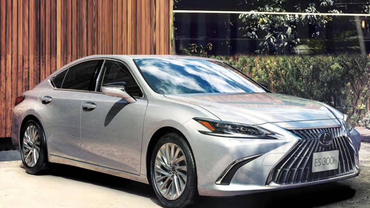 New generation Lexus ES luxury sedan design before India launch 2026.