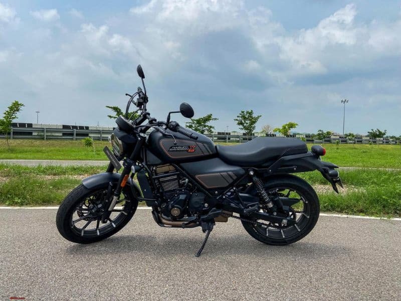 Commuter motorcycle navigating city traffic, representative of the daily-use category
